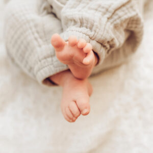 Detailaufnahme von Babyfüßen bei Newbornshooting, Familienfotografie